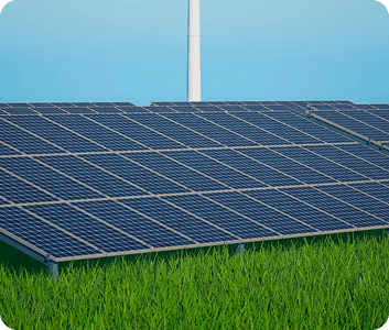 Campo di pannelli fotovoltaici sull’erba