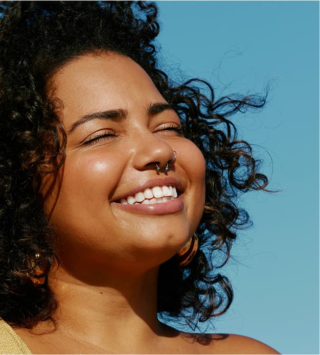Ritratto di una ragazza sorridente al sole