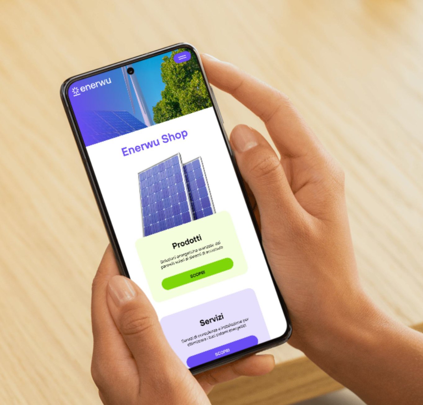 Mani che sfogliano lo Shop Enerwu dallo smartphone