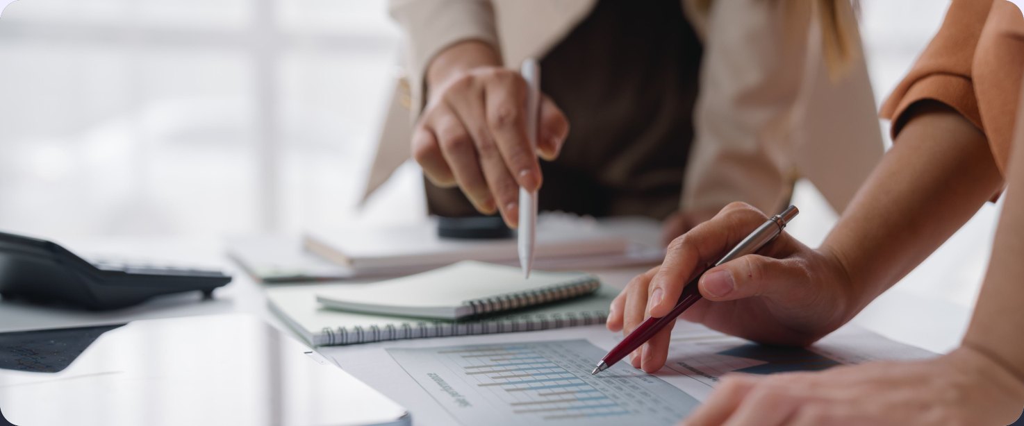Due persone che analizzano un report di vendita alla scrivania