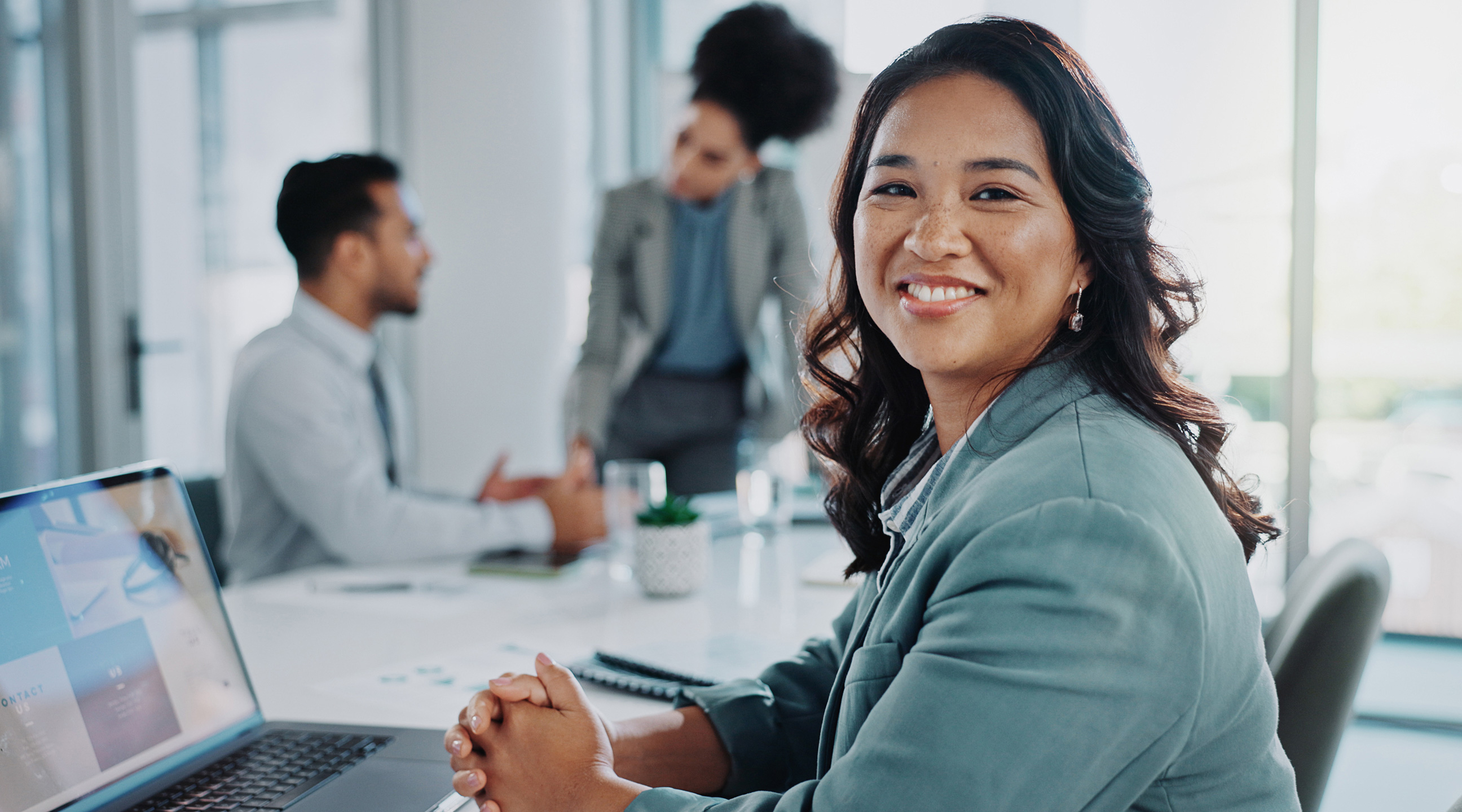 Responsabile HR sorridente durante una riunione in ufficio